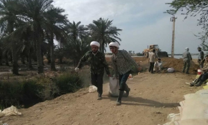 تصاویر / کمک رسانی طلاب به احداث سیل بند در روستای جنگیه اهواز